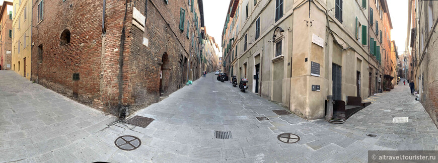 Вот что получится, если сделать панорамый снимок на перекрестке двух узких улиц Сиены)).