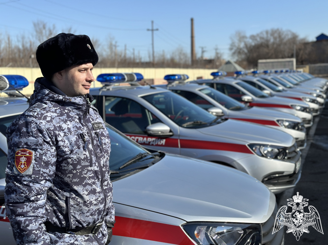 В Красноярском крае сотрудникам вневедомственной охраны Росгвардии вручили сертификат на новые служебные автомобили