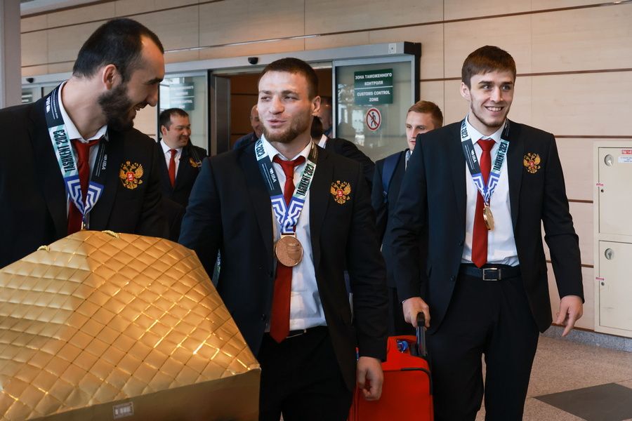 Шарабутдин Атаев, завоевавший золотую медаль, Имам Хатаев, завоевавший бронзовую медаль, и Муслим Гаджимагомедов, завоевавший золотую медаль, в аэропорту Домодедово