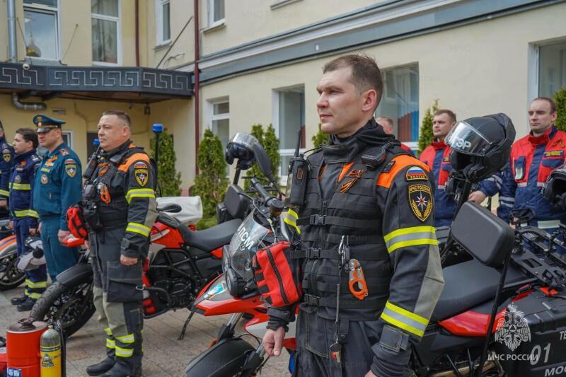 Группы экстренного реагирования на пожарно-спасательных мотоциклах МЧС России обеспечивают безопасность в столице