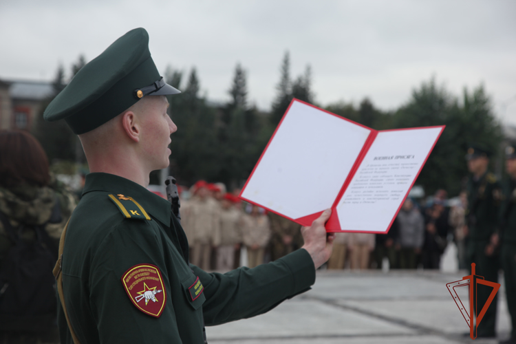 Курсанты Новосибирского военного института Росгвардии приняли присягу на верность своей Родине