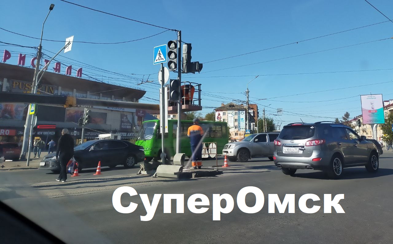 Омск когда дадут свет. Светофор для машин. Неработающий светофор. Перекресток с двумя светофорами. Светофор отключен.