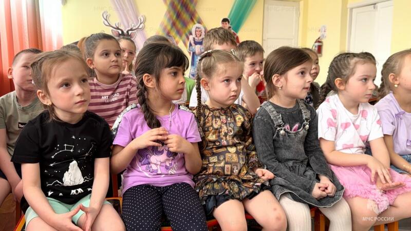 В детский сад «Светлячок» заглянул настоящий пожарный, чтобы познакомить ребят с правилами пожарной безопасности.