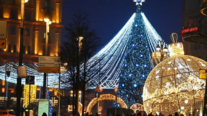 На СВО по рублю собираем, гирлянды за миллиард покупаем: Новый год в городах России