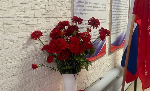 В Вятских Полянах открыли мемориальную доску героям-выпускникам