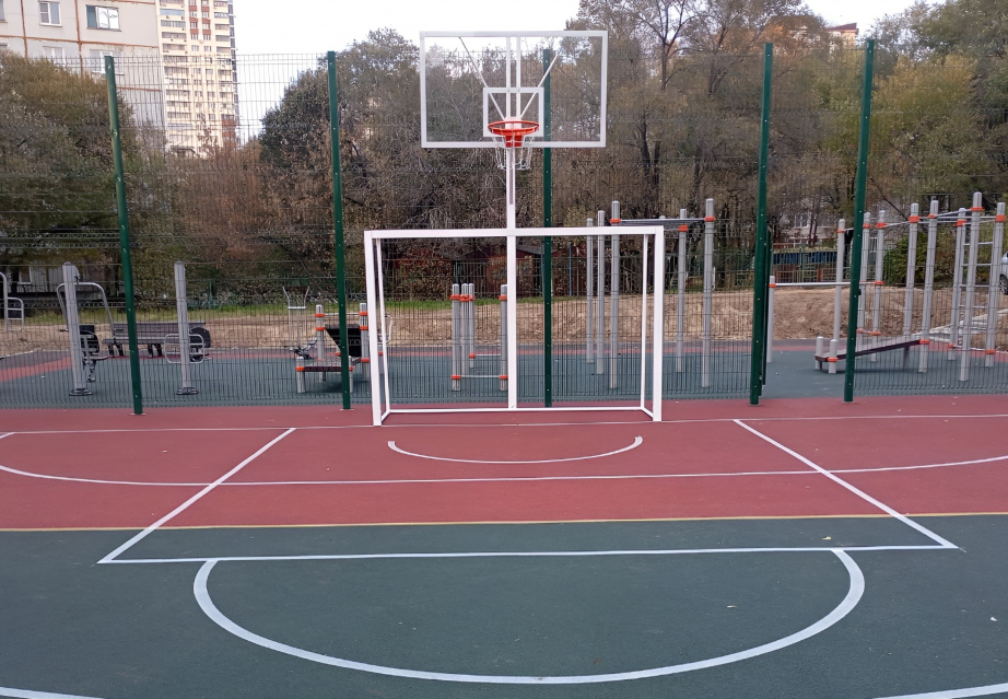 В четырех школах Хабаровска обновили спортивные площадки