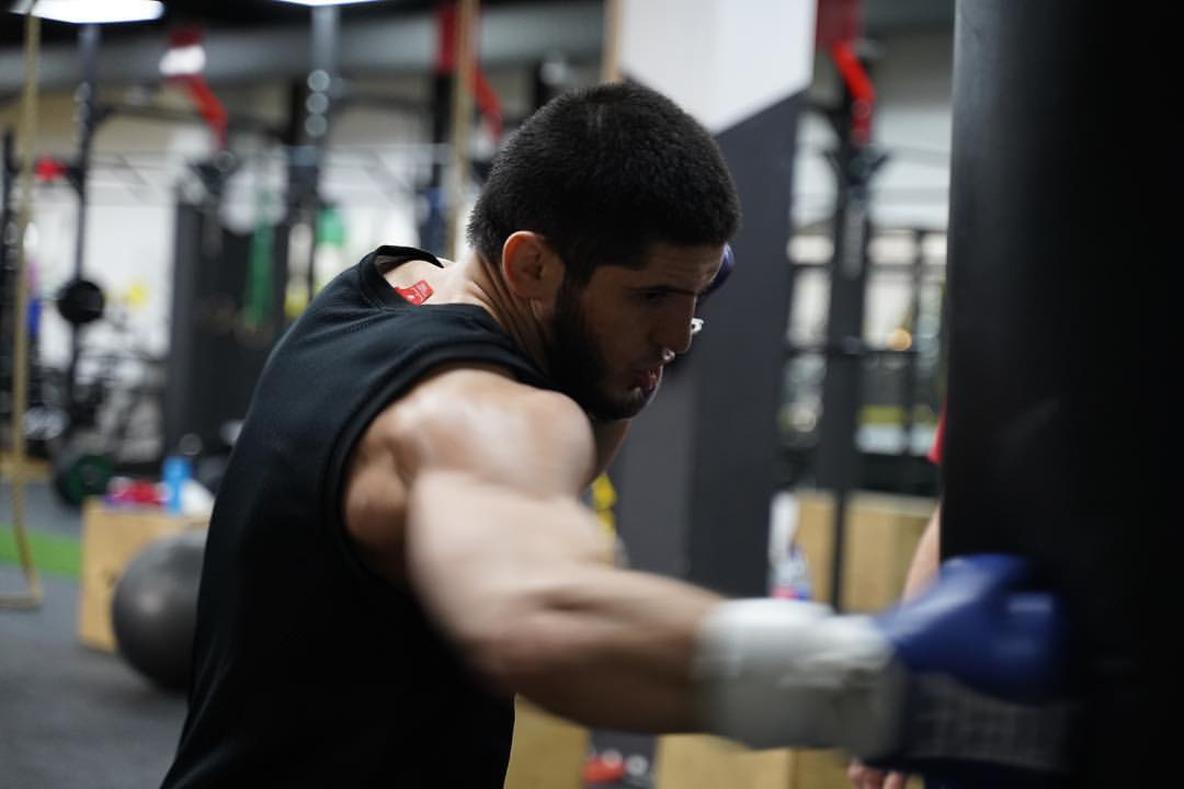 Ислам Махачев защитил титул чемпиона UFC в легком весе