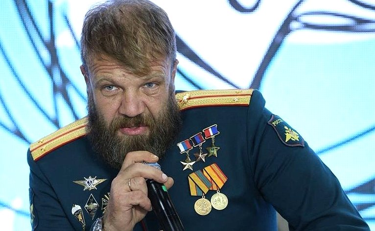 Андрей Хапочкин организовал в Южно-Сахалинске встречу активистов «Движения Первых» с командиром экипажа танка «Алеша»