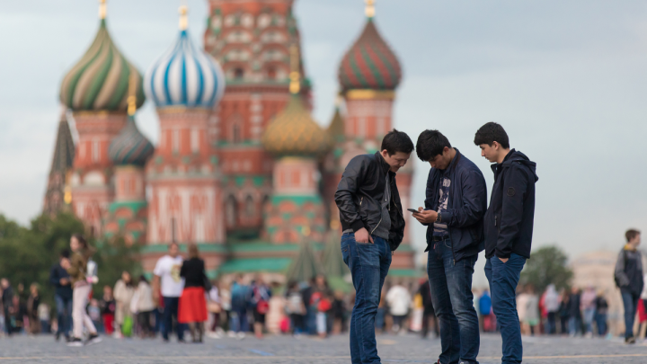 И грянул гром. Шутка про русских дошла до Госдумы. Депутат спросил прямо: Что с лицом, дружок?