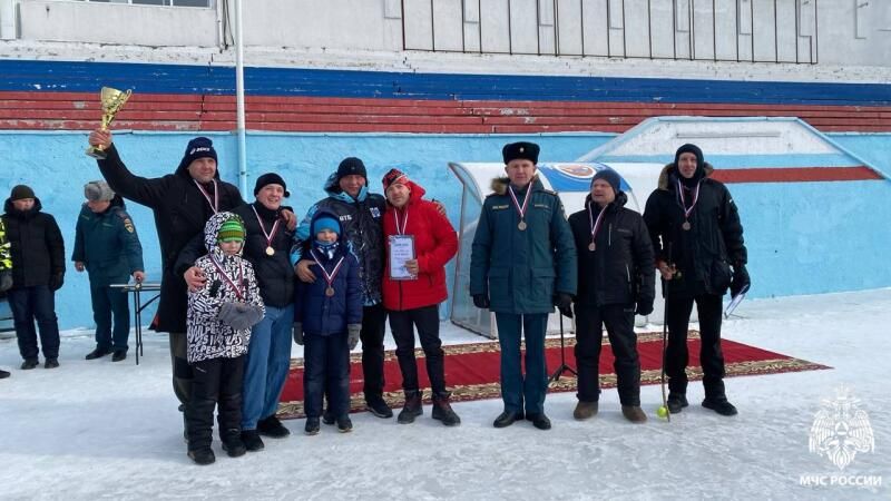 Огонь на льду: в Новосибирске прошел открытый турнир по хоккею на валенках