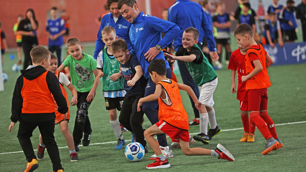 Юные алтайские футболисты сыграли на одном поле со знаменитостями в рамках проекта 