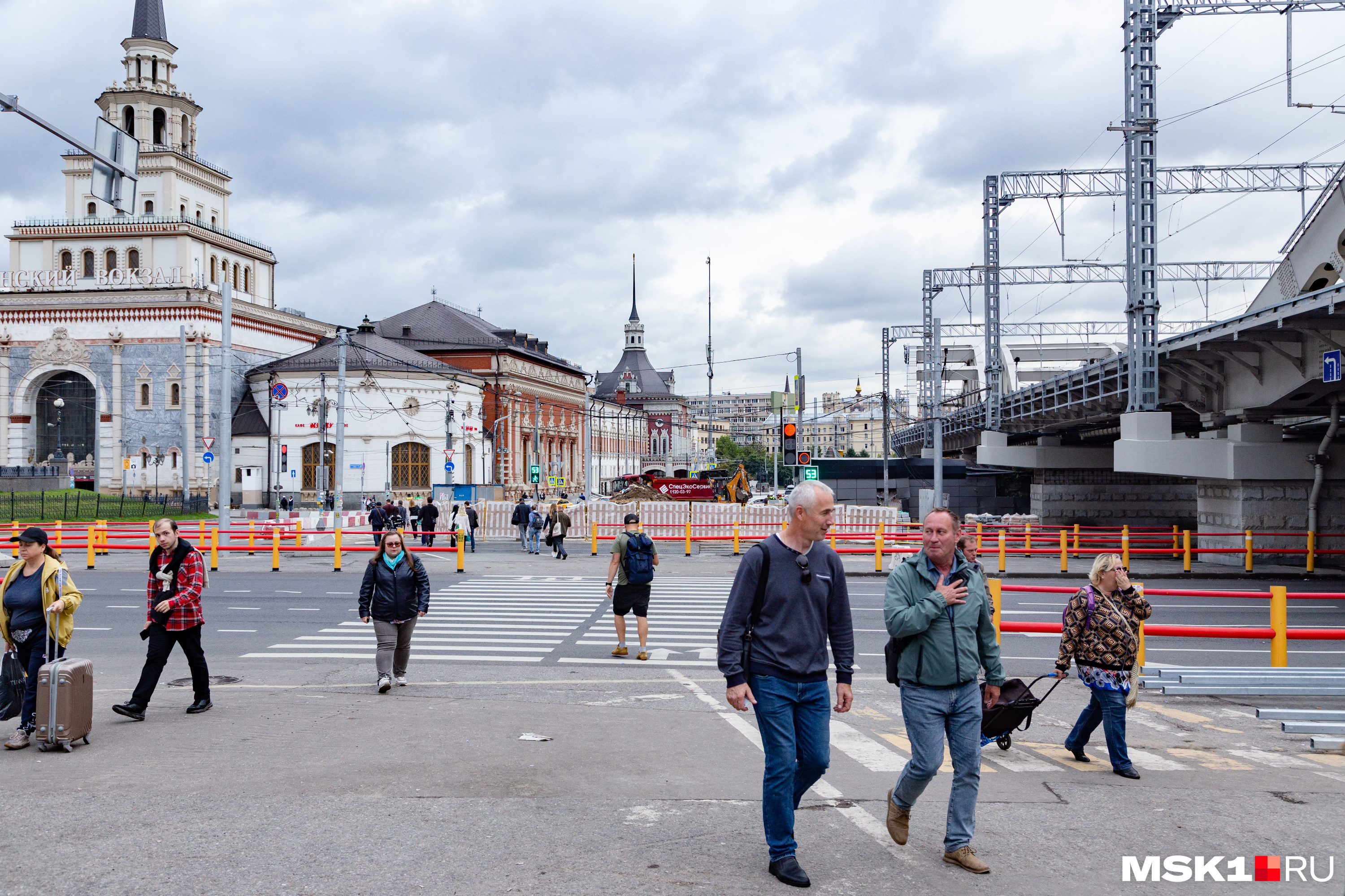 Три вокзала 6. Вокзал фото. Площадь трех вокзалов метро. Вокзал на троих. Метро фото.