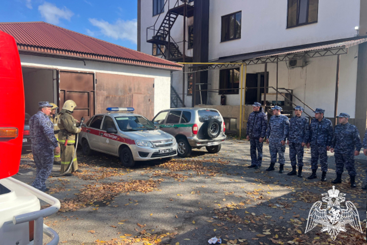 Совместное занятие сотрудников Росгвардии и МЧС прошло в Карачаевске
