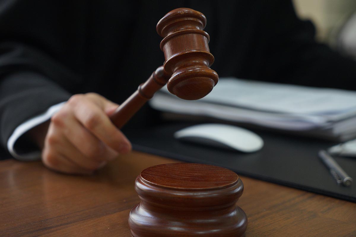 Экс-полицейские из Сочи получили 18 лет колонии на двоих за взятку автомобилем