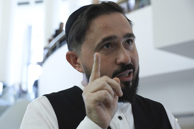 Ренат Абянов: «Порой говорят, что московские татары, может быть, не очень хорошо знают татарский язык. Но я могу сказать, что каждое слово татарского языка, выученное татарами Москвы, стоит, наверное, 100 слов нашего родного языка, выученных в Казани или в деревне»