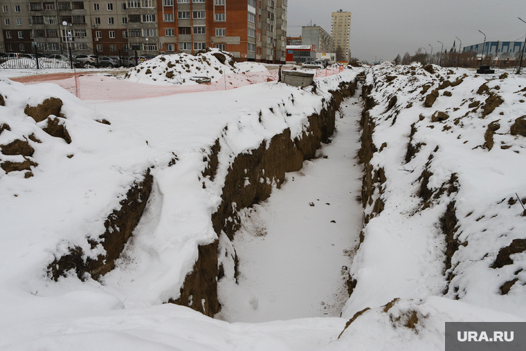 Траншея зимой в городе. Свердловск теплотрасса. Курган проспект Мальцева этапы строительства. Снег в Свердловске в июне.