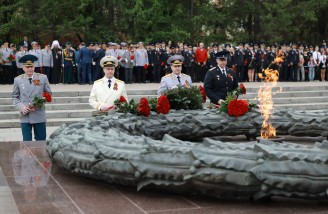 Алексей Текслер почтил память героев в День Великой Победы