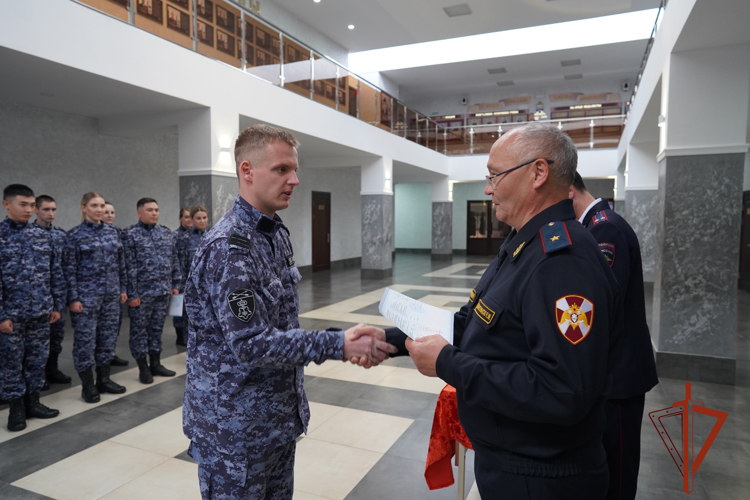 Тридцать пять молодых росгвардейцев успешно завершили профессиональное обучение в Омске