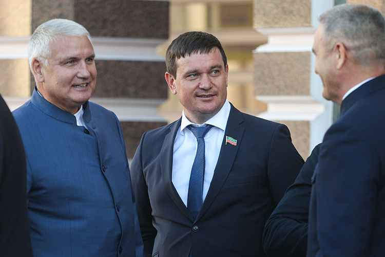 По итогам 2024 года выручка компании «БСК» Нияза Аитова (в центре на фото) выросла в 3,3 раза — с 865 млн до 2,9 млрд рублей