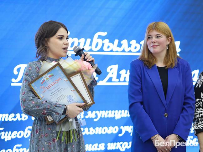 Полина Прибыльнова (слева)