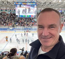Губернатор Кухарук во время хоккейного матча в Ханты-Мансийске