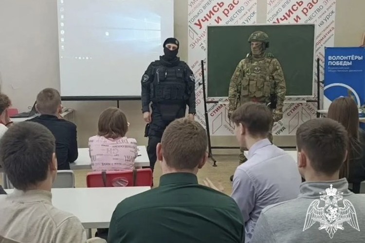 Герои среди нас: школьники встретились с бойцами ОМОН «Кривич»