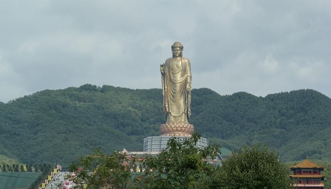 Статуя Будды на холме