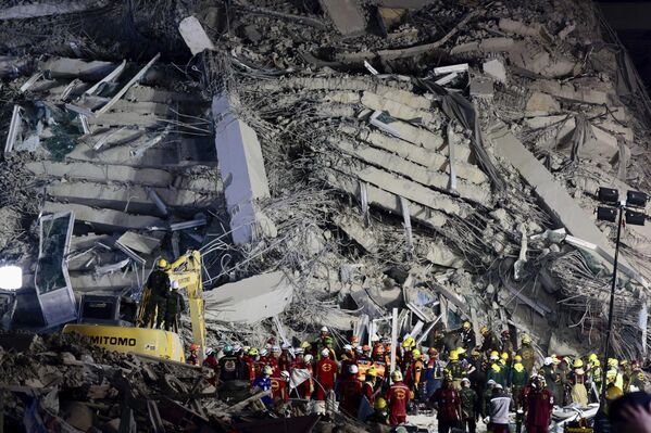 Спасатели работают на месте обрушившегося недостроенного небоскреба после землетрясения магнитудой 7,7 в Бангкоке. - Sputnik Абхазия