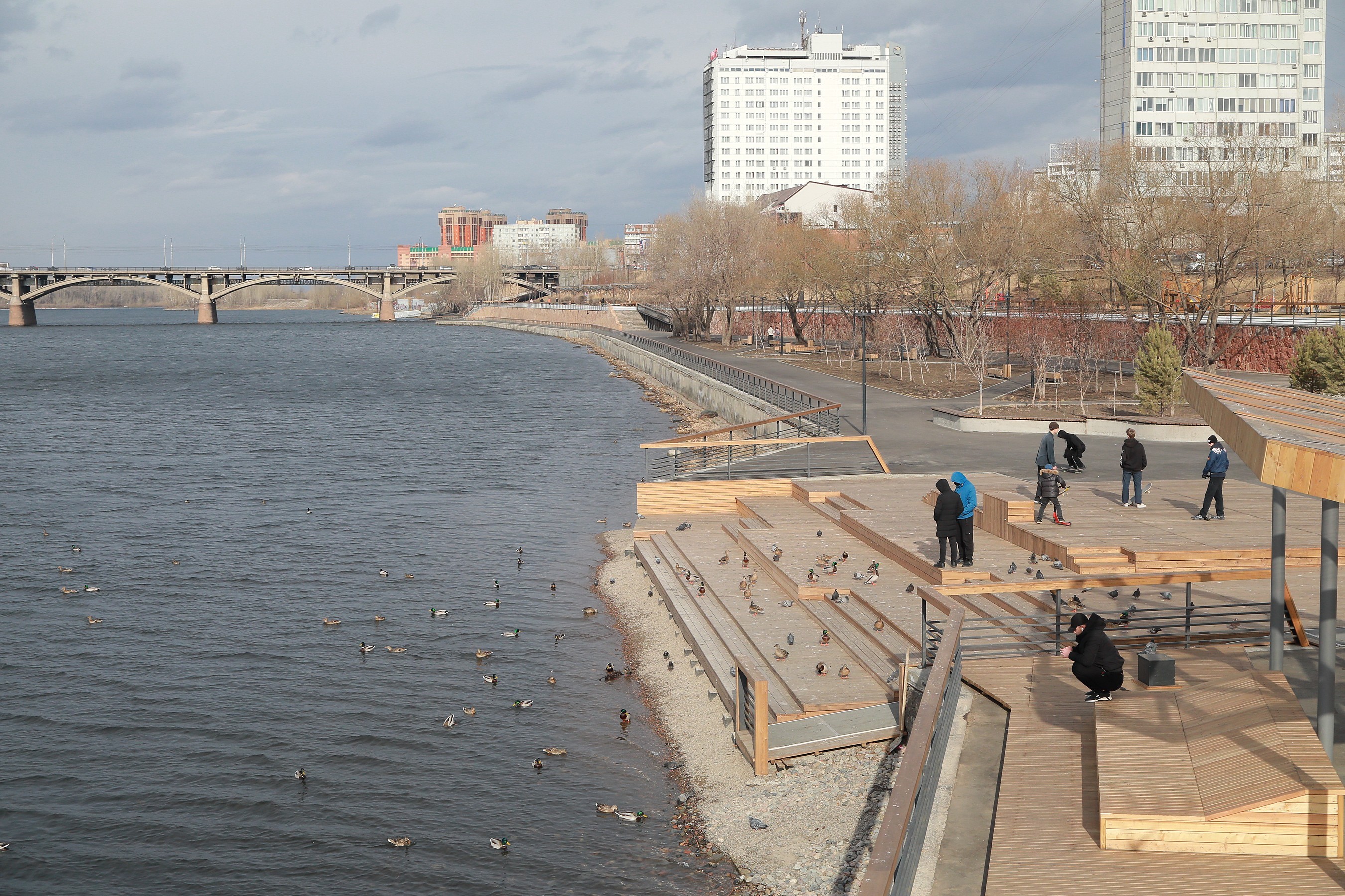 апрель красноярск. улица весной красноярская. красноярск в апреле фото. красноярск в апреле. сибирская дорога весной.