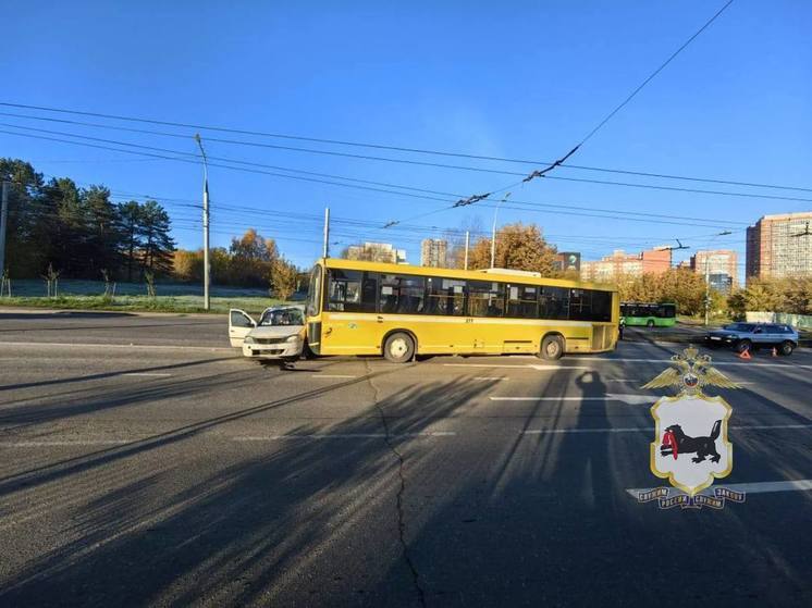 Муниципальный автобус попал в ДТП в Иркутске