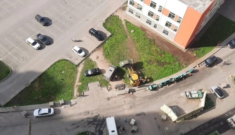 В Петербурге машины эвакуировали ковшом трактора