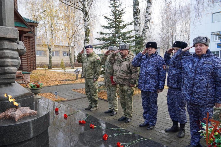 Военнослужащие и сотрудники Центрального округа Росгвардии отдали дань памяти погибшим при выполнении служебных обязанностей 