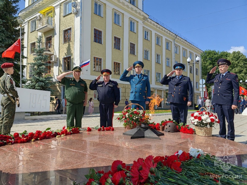 Мы пoмним пoдвиг ваш, герои, вы вечно в памяти людской!