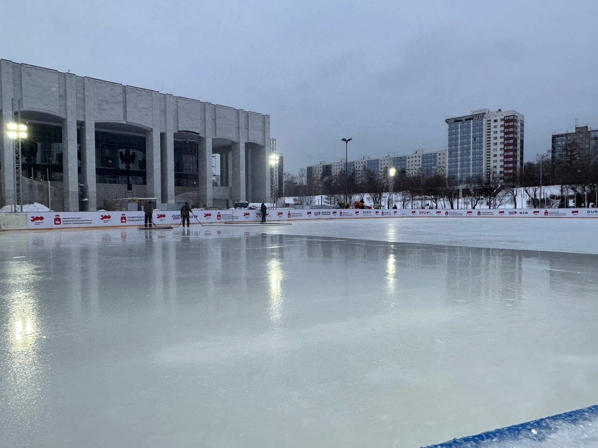 Закрытый каток пермь. Каток Пермь 2023. Каток на эспланаде Пермь. Каток у театра театра Пермь. Каток у драмтеатра Пермь.