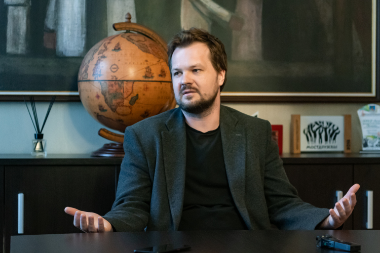 Еще один «петербуржец», Никита Кобелев (50), являющийся художественным руководителем Александринского театра, поступательными шагами уже начал экспансию на Татарстан