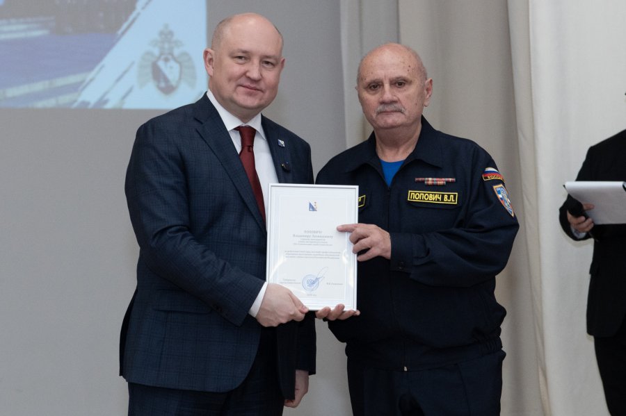Губернатор Севастополя Михаил Развожаев вручил награды севастопольским спасателям