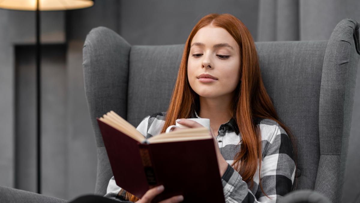 Девушка-подросток с книгой