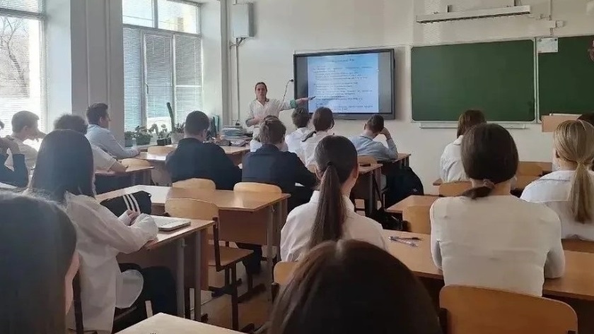 Амурские врачи рассказывают школьникам о вреде зависимостей - gtrkamur.ru