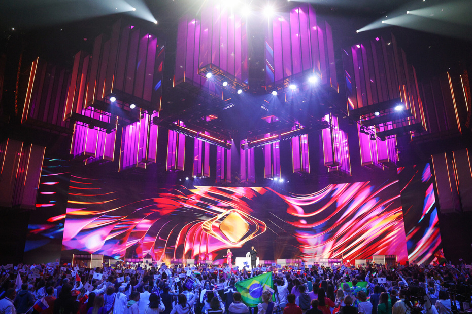 Болельщики перед началом Международного музыкального конкурса «Интервидение» 2025