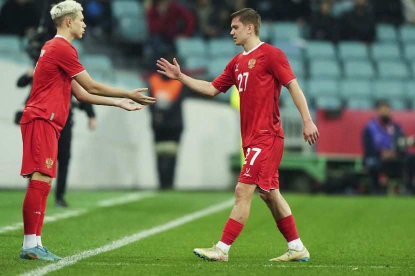 Футболисты сборной России Алексей Батраков и Иван Обляков 