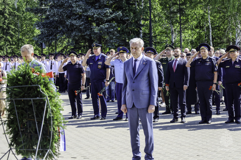 Сотрудники МЧС России почтили память погибших в Великой Oтечественной войне