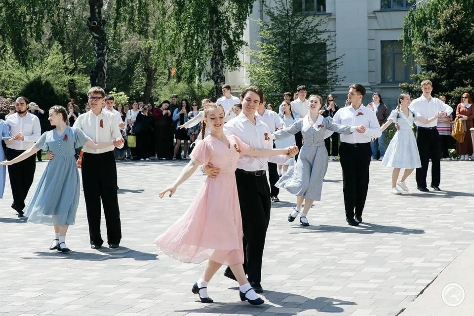 Волгоградские студенты станцевали «Вальс Победы»