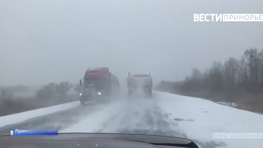 Снег засыпает Приморье, на дорогах местами - гололед