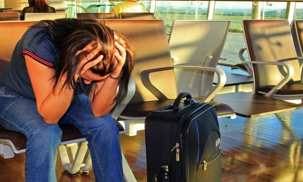 я отдыхаю на море. обманутые туристы. отпуск. остаться без отдыха. с ноутбуком на море.