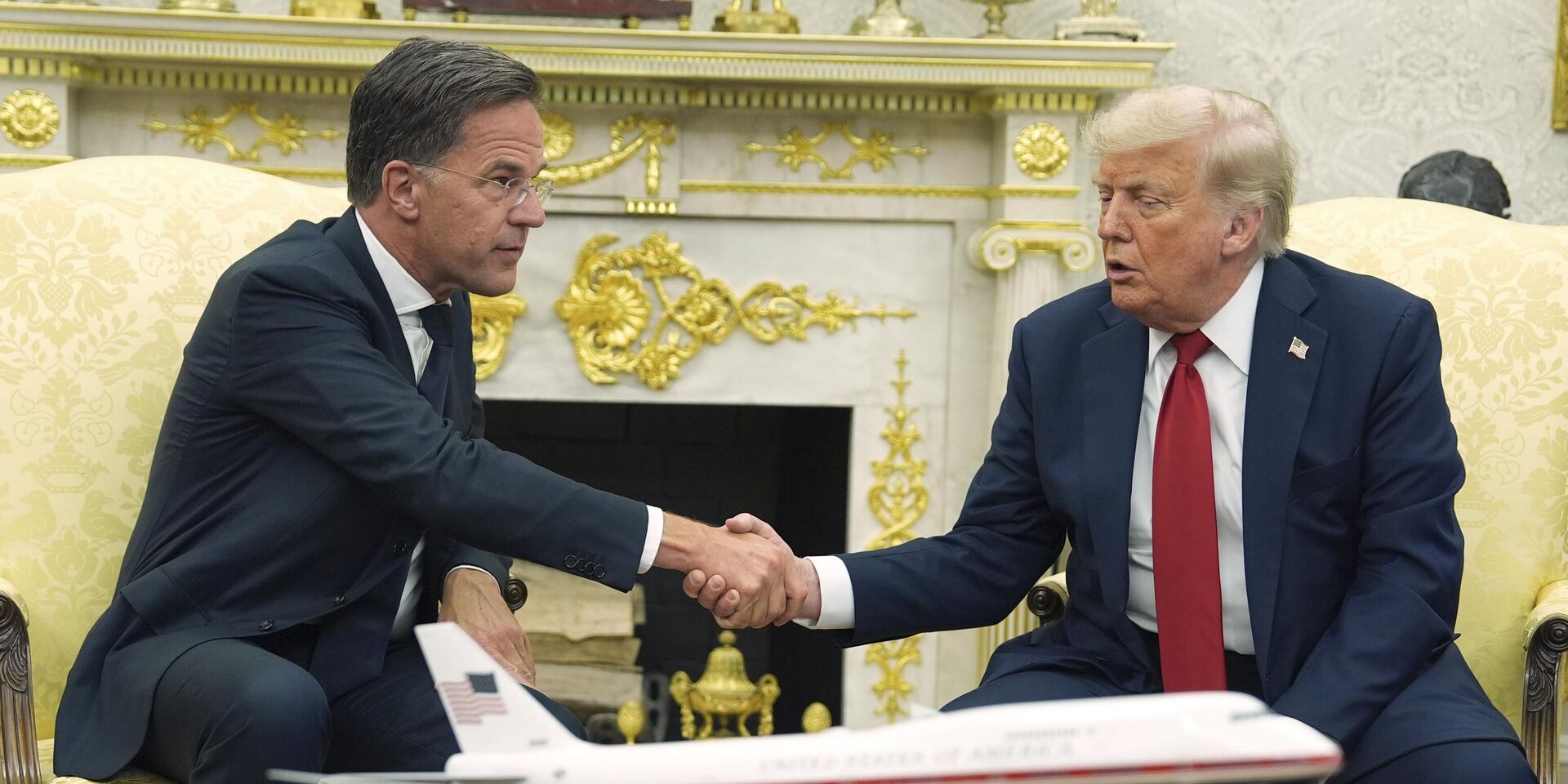 Президент Дональд Трамп на встрече с генеральным секретарем НАТО Марком Рютте в Белом доме объявил, что отправит оружие Украине через НАТО - ИноСМИ, 1920, 16.05.2026