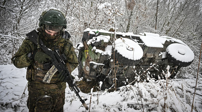 Боец спецназа «Ахмат» возле подбитого бронеавтомобиля ВСУ в Курской области