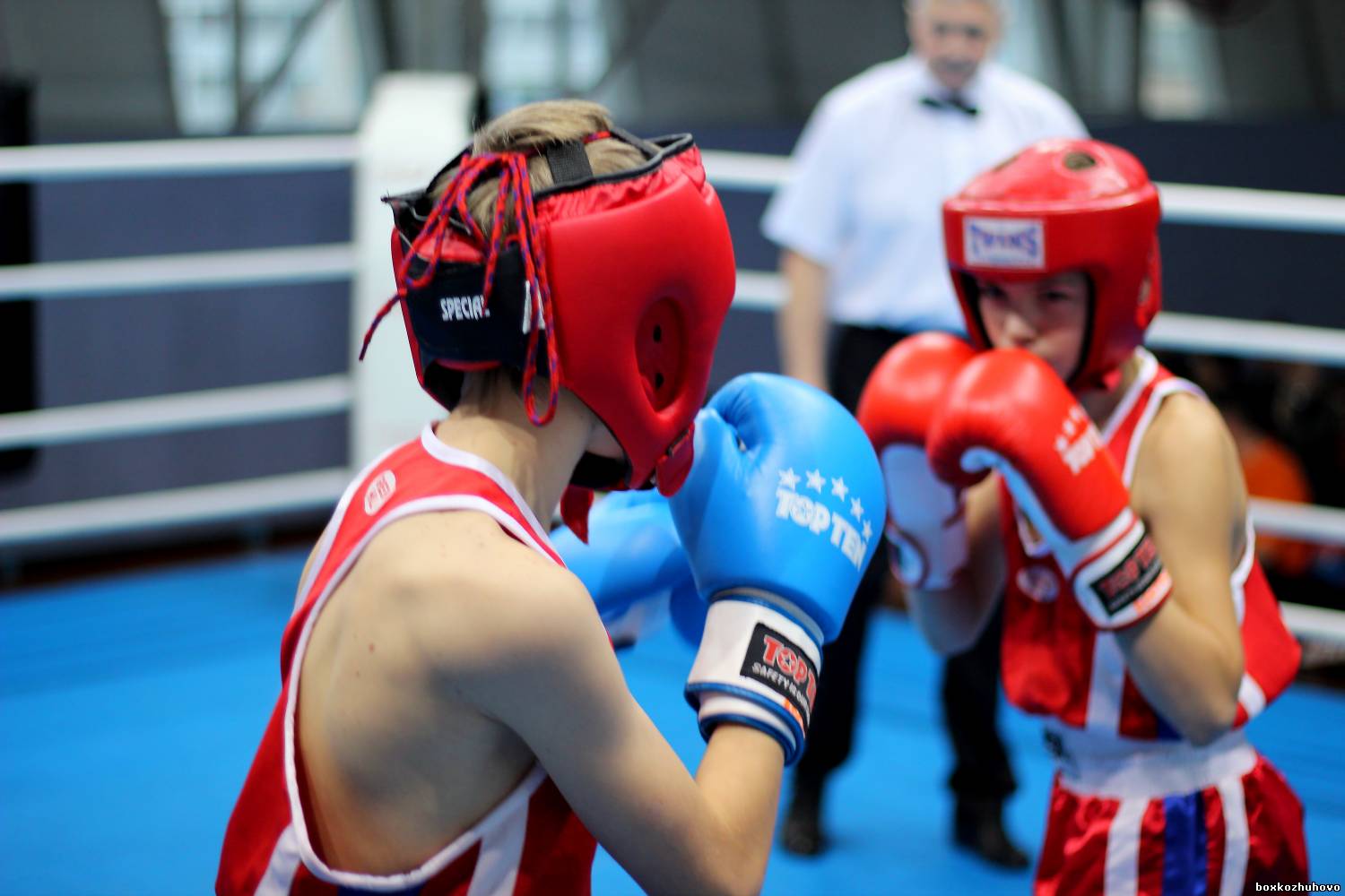 Бокс рядом. Детская групповая тренировка по боксу. Бокс для детей балашиха. Бокс для детей балашиха. Секция бокса для детей.