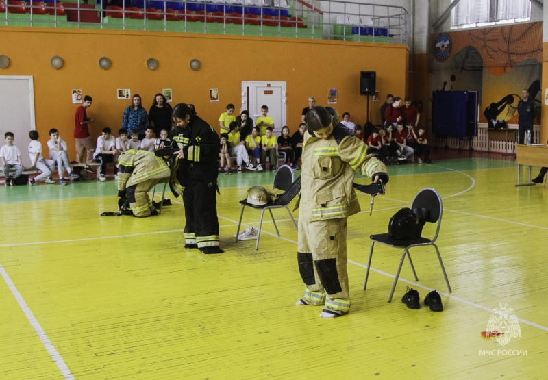 Пожарные соревнования для семей, воспитывающих опекаемых детей, прошли в Омске