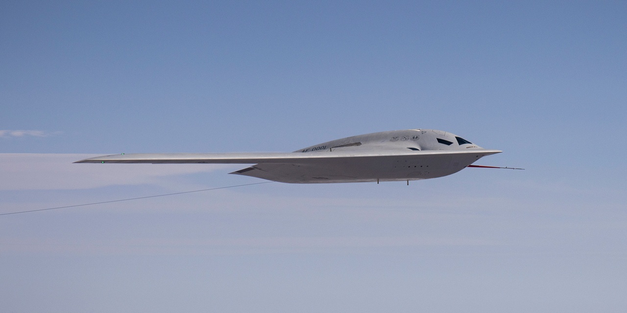 Перспективный американский стратегический бомбардировщик Northrop Grumman B-21 Raider.