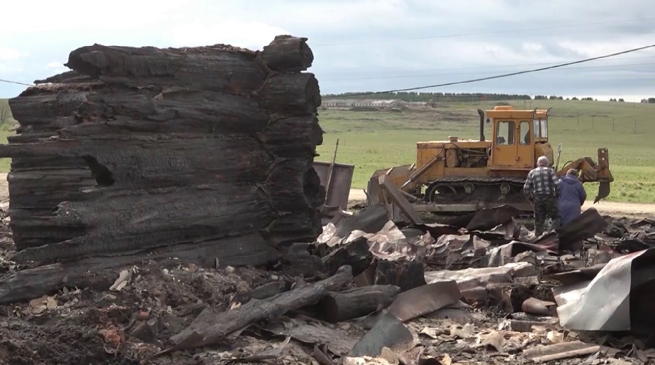 Жители деревни Березовка подсчитывают ущерб от пожара, который уничтожил 10 домов